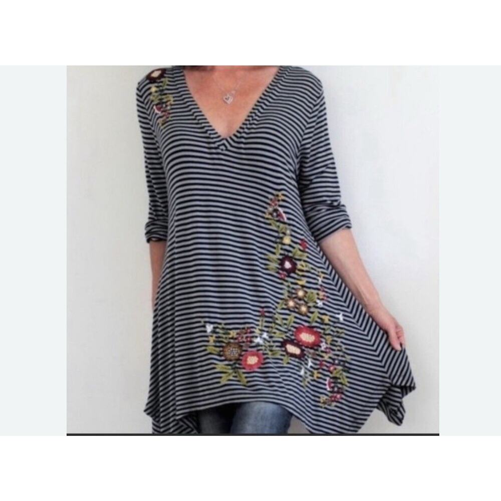 Soft Surroundings Tunic Top M Gray Stripe Embroidered Shark Bite Hem Soft FLAW - Picture 10 of 10
